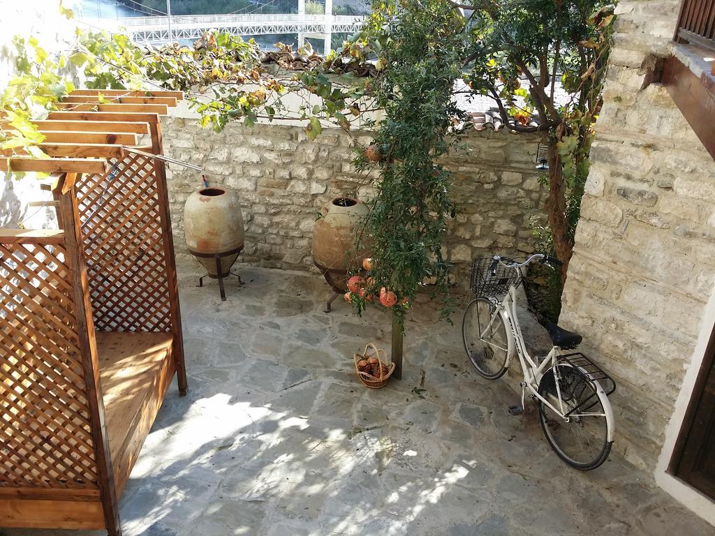 Guest House Mangalem Berat Exterior foto