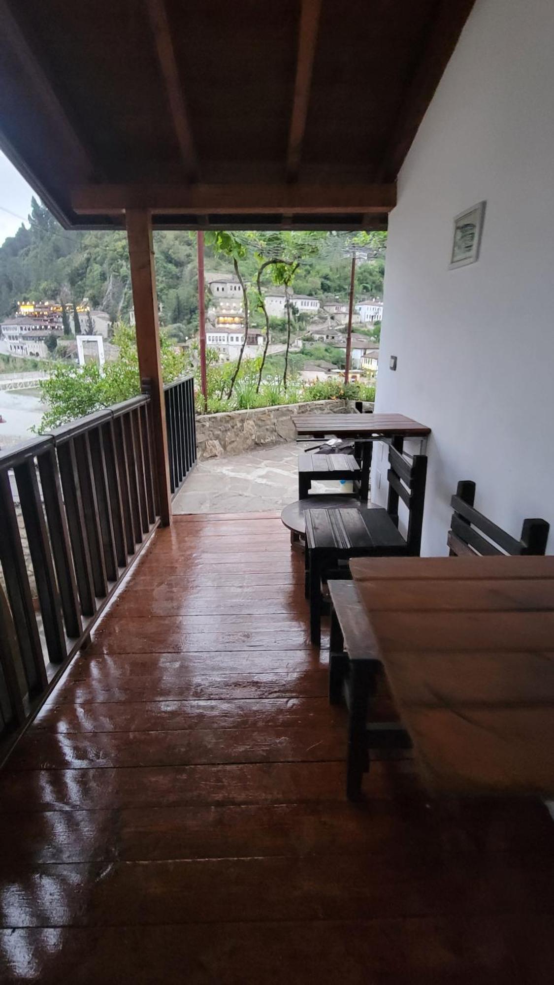 Guest House Mangalem Berat Exterior foto