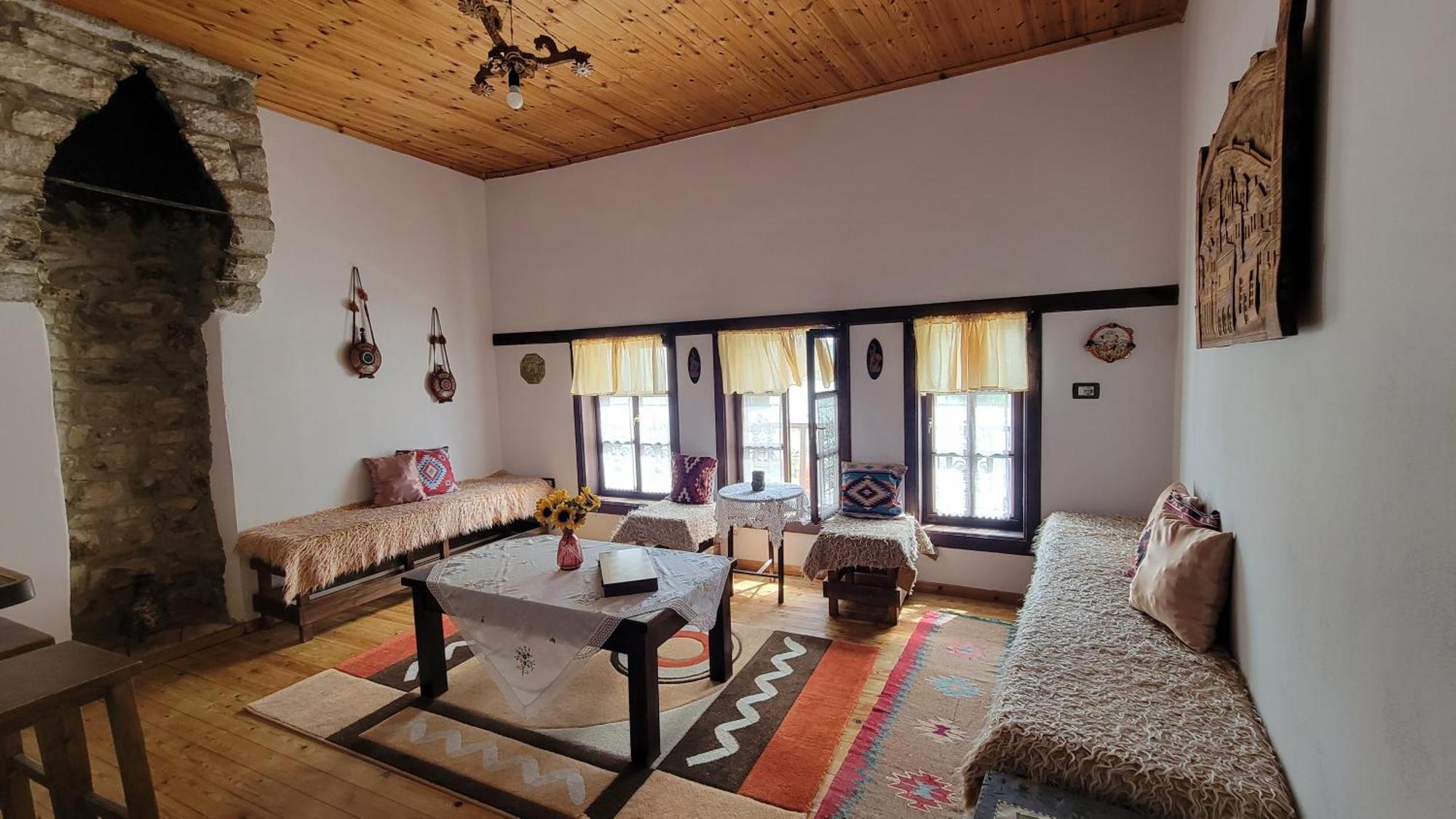 Guest House Mangalem Berat Exterior foto