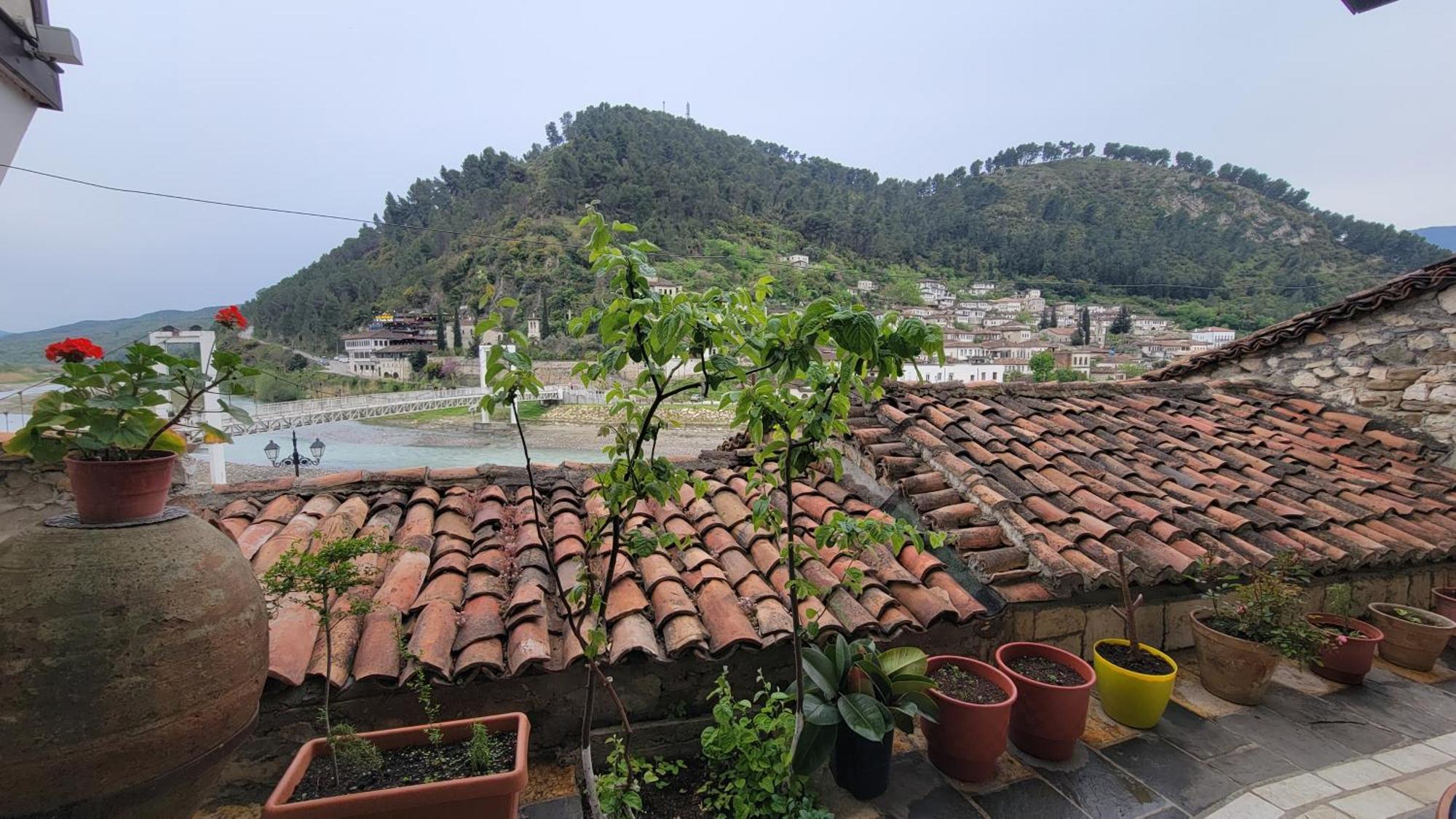 Guest House Mangalem Berat Exterior foto