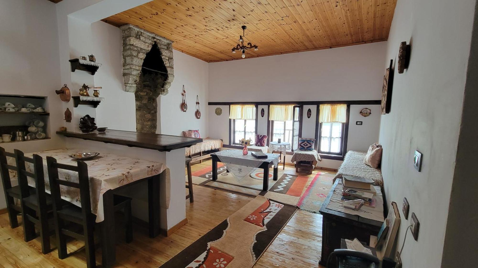 Guest House Mangalem Berat Exterior foto