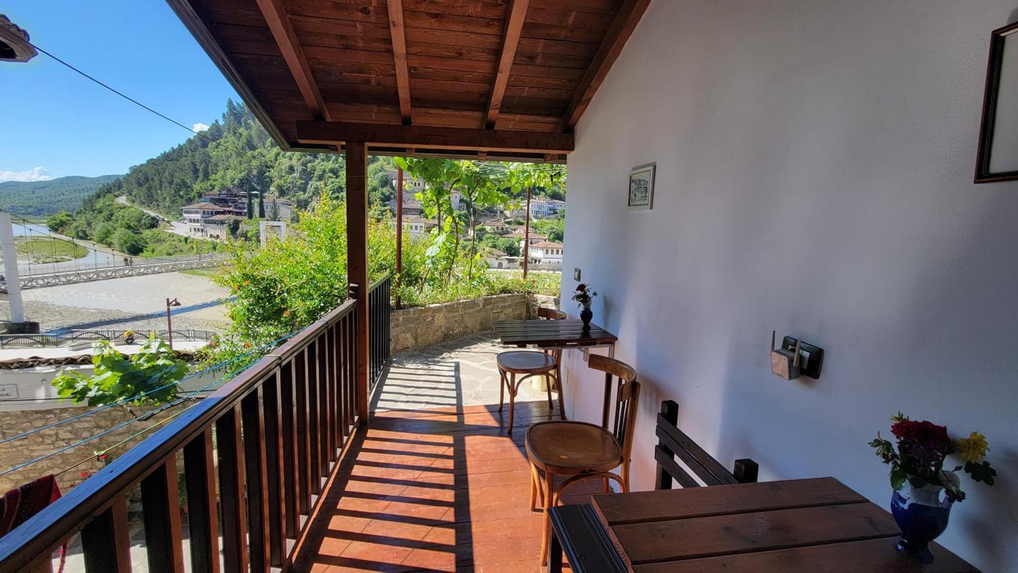 Guest House Mangalem Berat Exterior foto