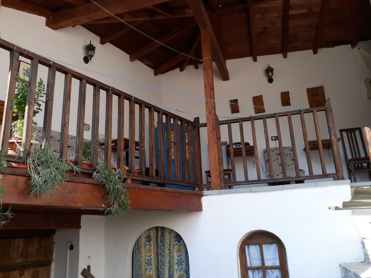 Guest House Mangalem Berat Exterior foto